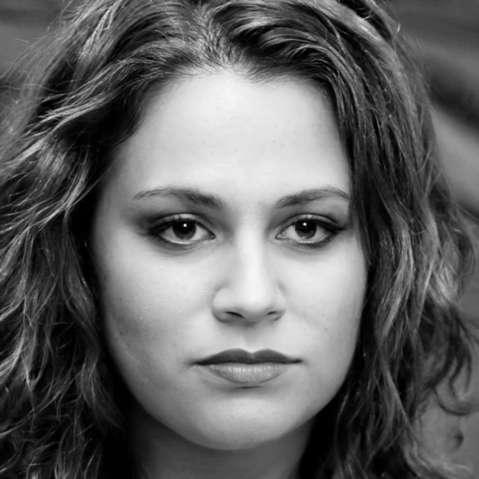 Vesper Lorelei, Lead Financial Educator